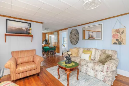 Dolly II Spacious 4-BR home in Wetumpka-Short walk to downtown & riverfront park