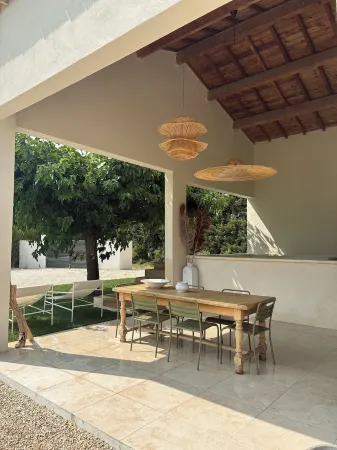 Gîte in the Provencal countryside. Heated swimming pool.