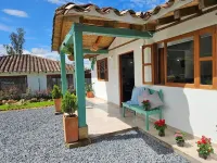 Cabin with view of the mountains and the city, ideal for families and couples. โรงแรมใน