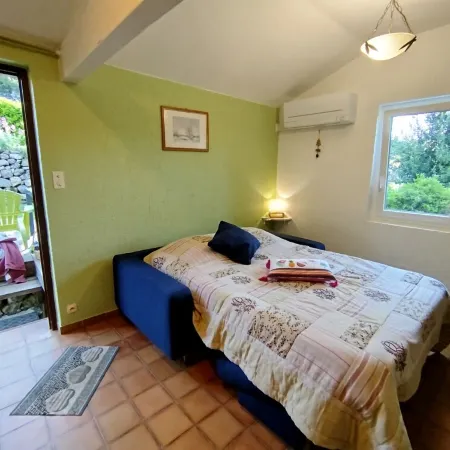 Coquette Tiny-House 5 minutes' walk from all amenities, close to must-sees Отели в г. Жуайёз