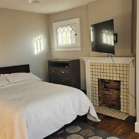 Charming Historic Retreat in the heart of Old Town East - Walk to Downtown.