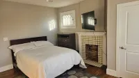 Charming Historic Retreat in the heart of Old Town East - Walk to Downtown.
