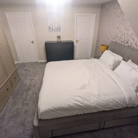 Greatmindz Abode - 3 bedroom townhouse close to airport, NEC, train station