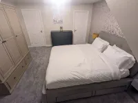 Greatmindz Abode - 3 bedroom townhouse close to airport, NEC, train station Hotels in Chelmsley Wood