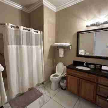 Sun-Soaked Condo near Old Town Rooms