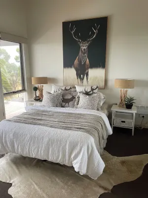 The Lakehouse.  Superb two story home with pool. فنادق في Goughs Bay