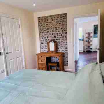 Charming 2BD Country Bungalow on Working Farm in Kent Countryside Rooms