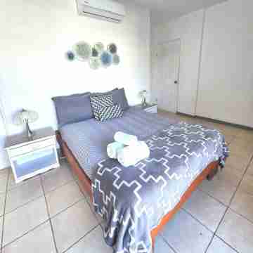 - Walking Distance 2-bedroom apartment with AC, WiFi in Tamarindo Beach Rooms