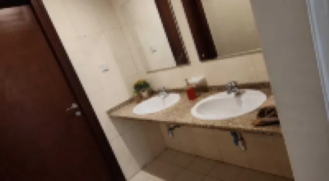 Family Room Near Airport in AbuDhabi Al Jaber Camp Mosque周辺のホテル