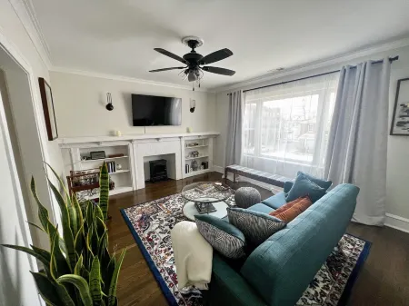 A luxury vintage condo close to lakefront and minutes from downtown! Отели рядом с достопримечательностью «Музей науки и промышленности»