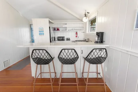 Fun and Chic Southampton Waterfront Cottage Отели рядом с достопримечательностью «Cryder Beach»