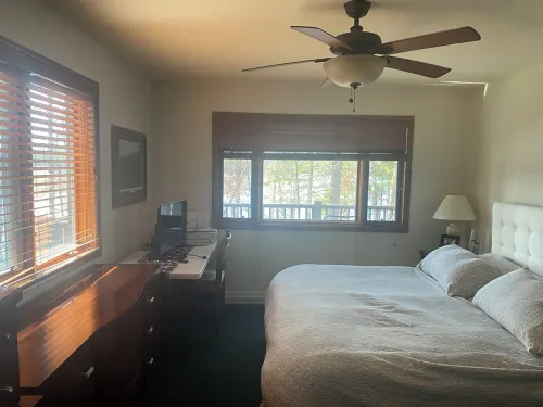 FANTASTIC waterfront home-Sleeps 12! Close to trails with WiFi, AC, fireplace! فنادق في Conover