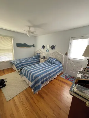 Water Views Everywhere & All Around!!! Watch the boats cruise by! Normandy Beach Prime Food Market附近的飯店