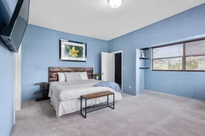 Baha Bliss - Beautiful two bedroom apartment near BahaMar and beach. Hotell i The Grove