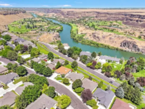 Luxury Home near Canyon; HOT TUB