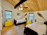 Cozy Winter Retreat Near Slopes with Inviting Fireplace. Pet Friendly!