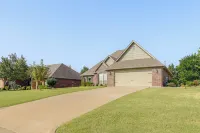 Tulsa Area Retreat with Trail Access and Private Patio - 3-Star