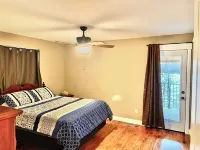 Cozy Bungalow Nestled atop North Shore Hay Bay, Napanee