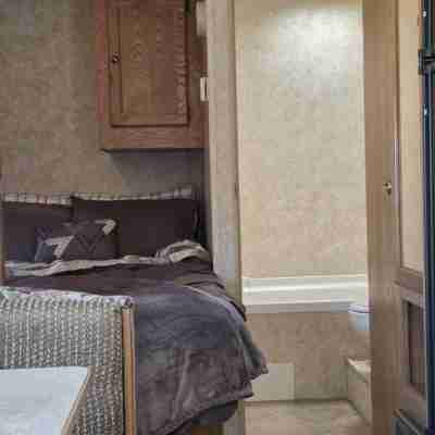 Cozy RV in the Middle of Forks 3 blocks from main Street Rooms