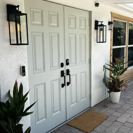 Stylish & comfortable, new Salt Water Hot Tub & 1 mile away from 5th Ave & Beach