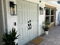 Stylish & comfortable, new Salt Water Hot Tub & 1 mile away from 5th Ave & Beach