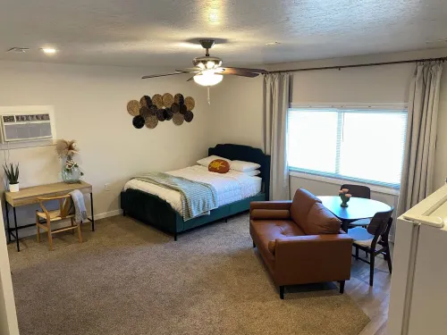 Cozy studio in Washington with WiFi, AC, close to restaurants & shopping.