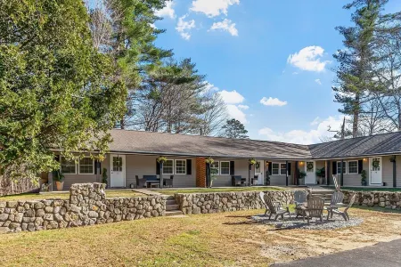 Cabin W/Private Hot tub,PetFriendly, Fire pit 10min  Loon mtn & owls Nest Resort