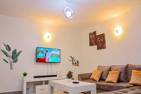 Elegant 1-Bedroom with easy access to the Highway. Отели в г. Руиру