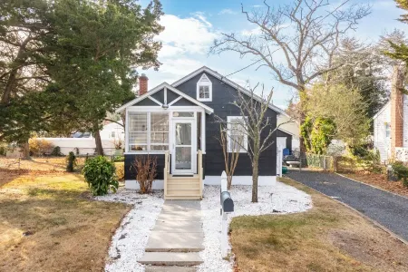 Cozy Pet-Friendly Beach Cottage 2 Blocks from the Bay