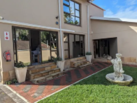 Charming Beachfront Retreat: Spacious 7-bedroom villa in delightful Margate