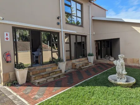 Charming Beachfront Retreat: Spacious 7-bedroom villa in delightful Margate Отели рядом с достопримечательностью «Oasis Caravan Park, Camping Ground and Chalets»