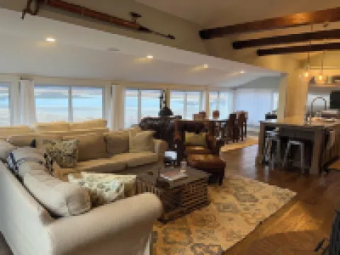 Charming Cottage Steps from Private Beach – Water Views & Little Neck Charm