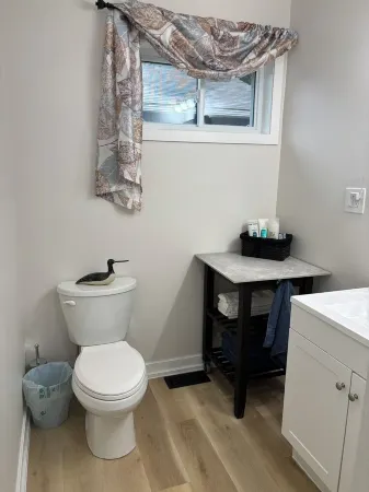 Charming 2 bedroom tourist cabin only 5 min walk from sandy shore of Balm Beach. Отели в г. Тини