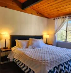 Cabin / hotub next to a Creek near Bass lake, 45/min to Yosemite south gate