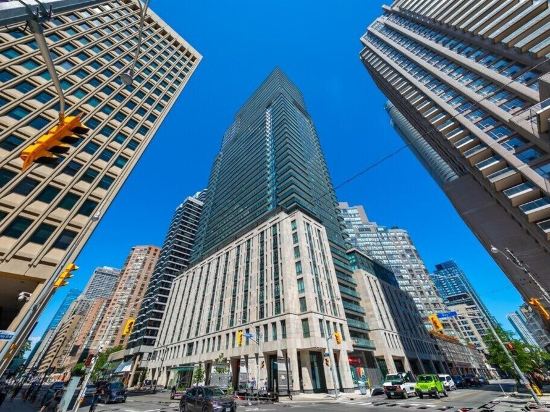 Cozy Downtown Escape: Near Subway, UofT, Financial Districts.