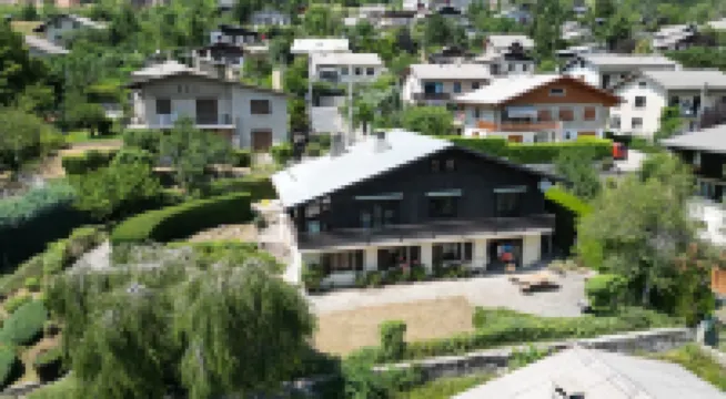 Welcoming chalet for 10/12 people in a quiet area close to the town center 昂布蘭酒店