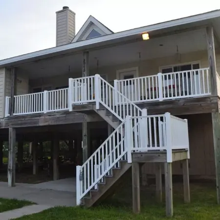 One level 4 Bedroom House with Pool, Large Docks, Canal Access - The Turtle Club