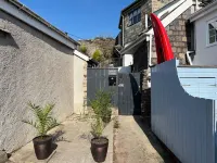 Beautiful 1 bed cottage with courtyard garden a stones throw from the river Hotels in Newton and Noss