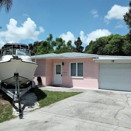 Charming 2-bedroom cottage in enjoyable Pinellas Park with AC, WiFi, and more