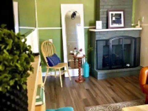 Step into a serene stay where electric charm meets cozy coastal tranquility. ポータケットのホテル