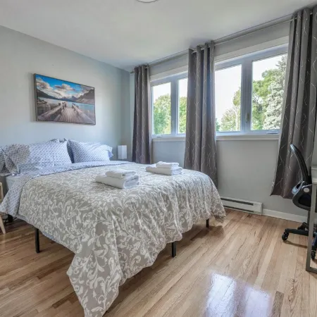 3BR 6Beds 5min Walk distance to Metro, Free Parking, next to Place Bell AC