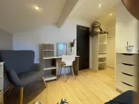 Sleek bedroom Hotel a Solaize