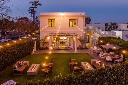 Charming Outdoor Oasis with Hot Tub - Luxurious Coastal Retreat Отели рядом с достопримечательностью «Vietnam Unit Memorial Monument»