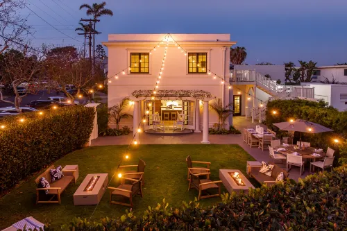 Charming Outdoor Oasis with Hot Tub - Luxurious Coastal Retreat