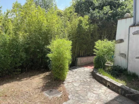 Quiet garden level 5 minutes from the beaches