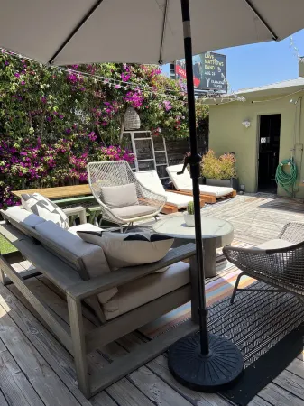 Venice Beach unique Private Bungalow. 5 min walk to Beach! Large Private Patio Отели рядом с достопримечательностью «Chiat-Day Building»