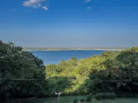 Unwind in Tranquility: Stunning Lake Views on Tuttle Creek Lake, Manhattan