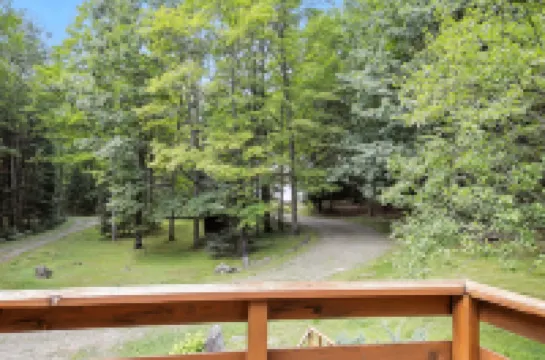 樹屋湖泊與小徑小屋三臥室小屋