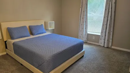 Centrally located 3-bdrm condo, sleeps 6; 6 min drive  to Daytona Beach, Florida Отели рядом с достопримечательностью «Lavender Fields Day Spa»