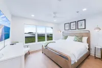 Waterfront Marina Access and Cozy Pool - Luxurious Coastal Retreat